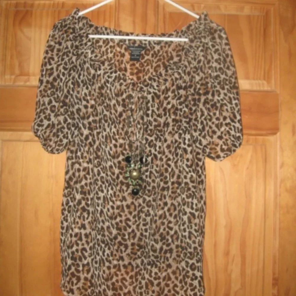 Moda International Leopard Shear Top with Design on Front - Picture 2 of 5